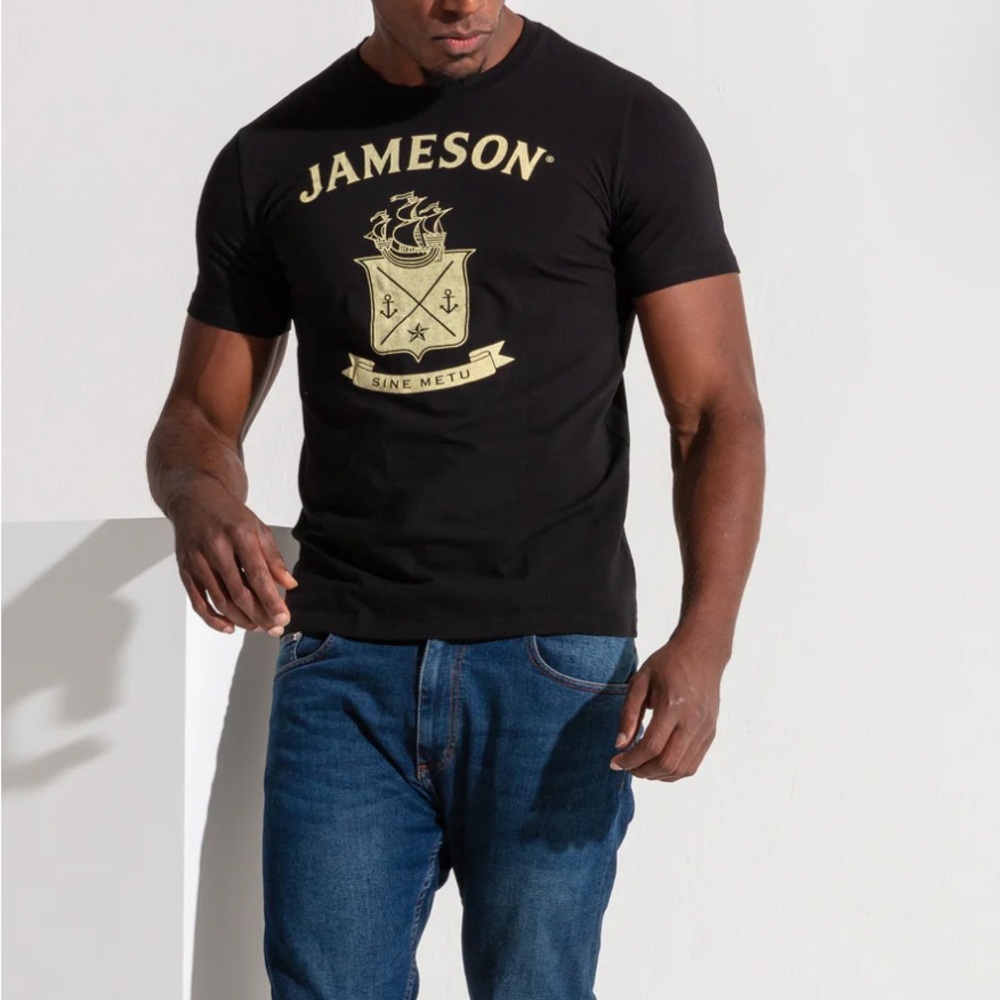 Jameson’s Irish Whiskey  Crest Black and Gold‎ Men's T-Shirt size L